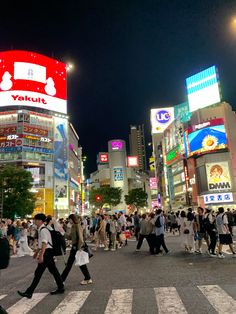 many people are crossing the street at night