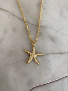 A detailed gold-plated starfish charm necklace. The starfish measures 2.6 cm x 2.2 cm. Hung on a 45.7 cm (18 inch) gold-plated chain. Comes in a black velvet cushioned box, free of charge. INTERNATIONAL BUYERS please choose the tracking option if you would like your order to be tracked. FREE tracking upgrade with 3 items or more purchased. JEWELLERY CARE please don't wear plated jewellery in the shower, bath or swimming for the plating to last longer. Surf Jewelry, Preppy Jewelry, Starfish Necklace, Jewelry Accessories Ideas, Dope Jewelry, Classy Jewelry, Jewelry Essentials, Jewelry Lookbook, Jewelry Outfit