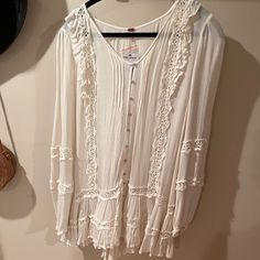 Beautiful Free People Dress! Brand New! Size Xs White Chic Mini Length Boho Dress, Chic White Mini-length Boho Dress, White Chic Boho Dress Mini Length, Chic White Boho Mini Dress, Chic White Long Sleeve Boho Dress, Off-white Long Sleeve Mini Dress For Beach, White Long Sleeve Summer Boho Dress, Off White Long Sleeve Mini Dress For Beach, Chic White Boho Dress With V-neck