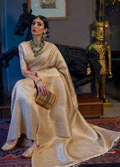 Gold Silk Saree, Orang India, Off White Saree, Kanjivaram Sarees Silk, Saree Bollywood, Sari Design, Kanjivaram Saree, Wedding Saree Collection