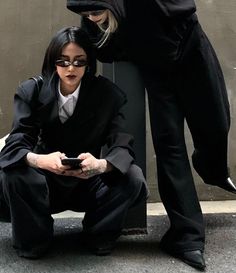 Mode Ulzzang, New Rock, Looks Street Style, Looks Black, Pose Reference Photo, Tomboy Fashion, Mode Inspiration, Pose Reference, Classy Outfits