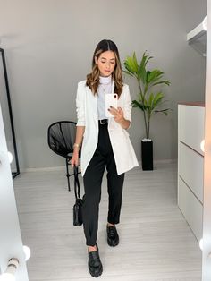 Blazer Donna , todo no alfaiataria forrado , com ombreiras e modelagem alongado Outfit Blazer Blanco Casual, Outfits Com Blazer, Outfits Con Blazer Blanco, Outfit Formal Mujer Juvenil, Outfit Blazer Blanco, Loafers For Women Outfit, Workplace Fashion, Cute Office Outfits, Outfits Dressy