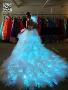 Hermoso vestido de luces parece un pavo real Gorgeous Gowns, Fiber Optic, Quinceanera Dresses, Beautiful Gowns, Fancy Dresses, Prom Dresses Long, Dream Dress, White Wedding