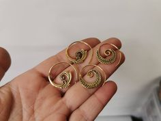 Eleve su estilo con estos aretes minimalistas de latón dorado de inspiración tribal. Con un diseño de aro en espiral delgado, estos aretes agregan un toque de elegancia a cualquier atuendo. Hecho de latón. Libre de níquel y plomo. Tamaño: 20 mm x 20 mm * VENDIDOS POR PAR * 𝙊𝙏𝙃𝙀𝙍 𝙄𝙉𝙁𝙊𝙍𝙈𝘼𝙏𝙄𝙊𝙉 * Embalado con cuidado en una bolsa textil. * Información de opciones de envío: https://etsy.me/3xg1ZqX 𝙈𝙊𝙍𝙀 𝙁𝙍𝙊𝙈 𝙐𝙎 * ¿Te gusta este modelo pero prefieres otra piedra?: https://www. Bohemian Gold Swirl Jewelry, Gold Spiral Brass Hoop Earrings, Gold Swirl Metal Earrings, Spiral Gold Hoop Earrings In Brass, Adjustable Spiral Brass Earrings, Festival Spiral Gold Earrings, Bohemian Gold Spiral Earrings, Gold Spiral Bohemian Earrings, Spiral Brass Earrings For Festival