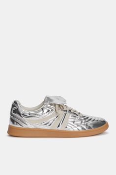 Retro sneakers with tongue - pull&bear Modern Skate Shoes With White Waffle Outsoles, Silver Low-top Sneakers With Textured Sole, Silver High-top Sneakers With Vulcanized Sole, Mens Spring Shoes, Retro Trainers, Casual Dress Shoes, Pull N Bear, Retro Sneakers, Black Sneakers