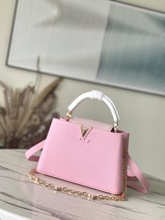 This Capucines handbag is made of Taurillon leather, which faintly reflects the shades of the same color, which makes the classic shape more eye-catching. Matched with the enamel Monogram floral chain, it can be carried by hand, on the elbow or on the shoulder strap.

 Messenger Size: 27*18*9cm

Color: Pink color matching enamel floral chain Elegant Pink Shoulder Bag With Round Handle, Elegant Pink Bag With Round Handle, Luxury Pink Shoulder Bag With Round Handle, Louis Vuitton Yayoi Kusama, Louis Vuitton Capucines, Louis Vuitton Pink, Large Cosmetic Bag, Lv Purse, Lv Shoes