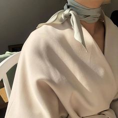 #fashion #style #classic #scarf Bedroom Beige, Minimalistic Outfits, Minimalist Fashion Women, Chique Outfits, Minimal Chic, 가을 패션, Inspiration Mode