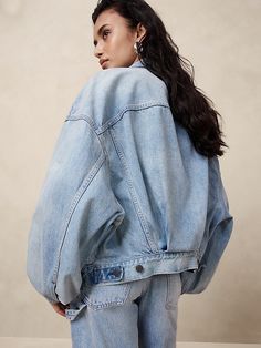 The 90s Denim Trucker Jacket | Banana Republic Oversized Jean Jacket Outfit, Trucker Jacket Outfit, Oversized Jacket Outfit, Oversized Denim Jacket Outfit, Denim Editorial, Levi Denim Jacket, Light Denim Jacket, Jacket Outfit Women, Jean Jacket Outfits