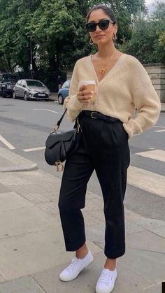 Get inspired by fall business casual outfits for women. Featuring beige sweaters and stylish fall outfit ideas. Autumn Office Outfit Business Casual, Fall Work Outfits For Women 2022 Casual, Chic Smart Casual Outfits, Autumn Smart Casual Women, Spring Outfits Smart Casual, Casual Business Attire For Women Fall, European Everyday Fashion, Autumn Outfits Smart Casual, Business Casual Women 2023