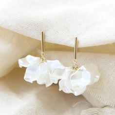 Handmade in S.Korea Detailed & Delicate/Modern Design This Product is : - Total drop about 40mm - 18k Gold Plated Brass - Sold as a pair We carefully select each Aeolus products to be quality guaranteed and fashionable. Please feel free to contact us if you have any questions. Minimalist White Linear Earrings For Party, White Minimalist Linear Earrings For Party, Bar Post, Flower Pedals, S Korea, Chic Nails, Girly Jewelry, Polymer Clay Crafts, Flower Petals