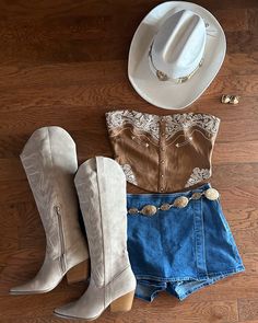 Brown Faux Suede Western Embroidered Strapless Corset Top - Cindy Jane Boutique - Tanks, Camis & Tube Tops Denim Dress Outfit, Strapless Corset Top, Cowgirl Style Outfits, Looks Country, Suede Top, Estilo Country, Nashville Outfits, Western Style Outfits, Rodeo Outfits