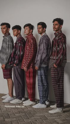 Batik Men Fashion Outfit, Batik For Men, Indonesian Clothing, Indonesian Fashion, Fashion Show Themes, Filipino Fashion, Photography Shirts, Filipino Style, Tenun Ikat