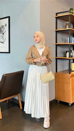 Outfit Hijab Casual Rok, Outfit Rok, Ootd Ngampus, Outfit Ngampus, Skirt Ootd, Fesyen Islam, Ootd Hijab Style, Ootd Korean Style, Rok Outfit