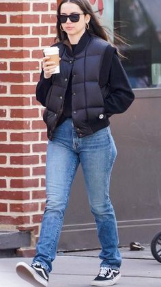 Modest Street Fashion, Celebrity Street Style, Modest Fashion Outfits, Street Style Inspiration, Snl, Fashion Design Clothes, Celebrity Hairstyles, Fall Fashion Outfits, Fall Winter Outfits