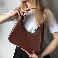 This handmade shoulder bag features exquisite craftsmanship and high-quality leather, making it a standout piece in any collection. Its compact size ensures convenience while maintaining a sophisticated look, ideal for carrying essentials without the bulk. The women's small purse is designed to complement any outfit, whether for a casual day out or a special evening event. This unique purse also makes a thoughtful and cherished anniversary gift or personalized gift. It's an excellent choice for Leather Making, Gifts For Your Sister, Unique Purses, Top Handle Bags, Gift For Sister, Small Purse, Gift Handmade, Sister Gifts, Leather Handbag