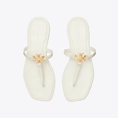 The Roxanne Jelly is a sophisticated and ultra-comfortable slip-on for the beach or pool. This T-strap sandal is designed with water-resistant TPU and a padded footbed for extra support. Our Double T logo anchors the look with understated polish. Beach Sandals Aesthetic, White Tory Burch Sandals, Tory Burch Slippers, Designer Sandals Flat, Classy Sandals, Beach Footwear, Luxury Sandals, Soft Sandals, Pretty Sandals