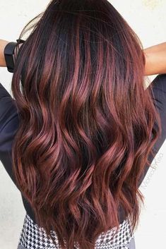 Pelo Color Borgoña, Burgundy Highlights, Black Hair Balayage, Burgundy Background, Ombre Hair Blonde, Hair Color Burgundy, Black Hair With Highlights, Red Highlights, Caramel Highlights