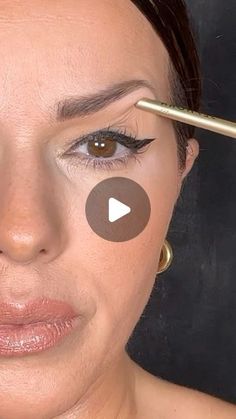 47K likes, 259 comments - mmb_makemebeautiful on November 30, 2023: "EYE LINER PAUPIÈRES TOMBANTES Makeup paupières tombantes, tutoriel liner fumé #makeup #makeuptutorial #tutorials #eyeliner #paupierestombantes #hoodedeyes #maybelline #skyhighmascara #slaparislovers #slaparis @slapariscosmetics @maybelline #paletteslaparis". How To Hooded Eye Makeup, Makeup Ideas Wedding Guest Smokey Eye, Videos Of Makeup Tutorials, Eye Makeup For Crepey Eyelids, Golden Smokey Eye Tutorial, Winged Eyeliner Asian Eyes, How To Line Eyes, Simple Sultry Eye Makeup, 40s Eye Makeup