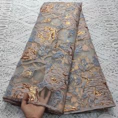 Il tessuto jacquard è uno splendido tessuto che presenta motivi decorati e colori intensi intrecciati insieme in modo intricato. A differenza di altri tipi di tessuto, il tessuto Jacquard è prodotto su un telaio specializzato, consentendo la creazione di disegni complessi. Questo tessuto è estremamente versatile e perfetto per un'ampia gamma di progetti, tra cui abbigliamento come giacche, abiti, pantaloni, camicie e accessori, decorazioni per la casa come tendaggi per tende e molti progetti di artigianato. La sua capacità di aggiungere un tocco elegante a qualsiasi progetto lo rende una scelta popolare sia tra i designer che tra gli hobbisti.
 Venduto con incrementi di 5 iarde: ogni borsa include 5 iarde.

 100% poliestere
 Larghezza: 51/52"
 Utilizzo: abbigliamento, costumi, applicazioni Nigerian Lace, African Lace, Organza Fabric, Brocade Fabric, Suede Fabric, Organic Fabrics, Tulle Lace, French Lace, Jacquard Fabric