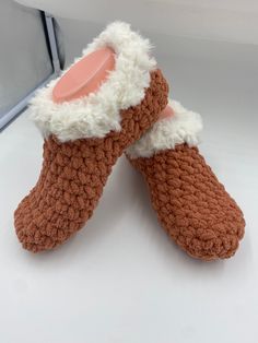 Super Soft Fuzzy Warm slippers in terracotta w/cream faux fur. Made with high quality Bernat blanket yarn, which is machine washable and tumble dry low. Made in many sizes including mommy and me sets. Bernat Blanket, Bernat Blanket Yarn, Warm Slippers, Blanket Yarn, Slide Slipper, Mommy And Me, Faux Fur, Etsy Accessories, Accessory Gift