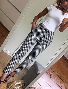 White fitted top Black and white slacks #love #instagood #photooftheday #fashion #beautiful Comfortable Work Clothes, Work Outfits Frauen, Work Outfit Inspiration, Black And White Outfit, Office Outfits Women, Summer Work Outfits, Casual Work Outfits, Plaid Pants, Work Outfits Women