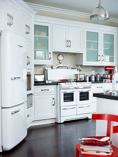 1940s Decor, Kitchen With White Cabinets, White Kitchen Appliances, Interior Vintage, White Appliances, Kitchen White