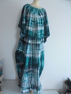 You will appreciate its lightness this summer or its comfort at home all year round. Large dress, easy to wear in hand-dyed batik-style cotton. Round neckline. Length 138142 cm width 142 cm chest circumference 170 cm Size 42 to 50 Bohemian Tie Dye Cotton Maxi Dress, Bohemian Cotton Tie-dye Maxi Dress, Casual Batik Print Kaftan, Summer Cotton Batik Print Kaftan, Casual Cotton Maxi Dress With Batik Print, Summer Cotton Kaftan With Batik Print, Green Batik Print Summer Maxi Dress, Green Batik Print Maxi Dress For Summer, Summer Green Batik Print Kaftan