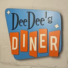 a sign that says dee dee's diner on it