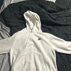 White Nike Sweatshirt. Perfect Condition With No Stains. Basically Brand New White Nike Sweatshirt, Chicago Bears Hoodie, White Nike Hoodie, Nike Pullover Hoodie, Camo Sweatshirt, Y2k Men, Nike Pullover, Nike Sweatshirt, Black Embroidery