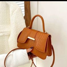 Fashion Female Shoulder Bag Alligator Pattern Small Square Bags For Women Pure Color Vintage Crossbody Color :Brown Size : 13.5x21.5x7 Cm Alligator Pattern, Female Shoulder, Vintage Crossbody Bag, Chic Type, Fashion Female, Crocodile Leather, Types Of Bag, Small Crossbody Bag, Small Crossbody