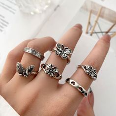 9-piece set of vintage crying face rings, playing card rings, hollowed out love rings, daisy rings, alloy chain rings



Type: Ring, Ring



Material: Alloy



Process: Electroplating



Style: Personalized trend Crying Face, Stackable Ring Sets, Daisy Ring, Retro Punk, Hollow Heart, Butterfly Ring, Flower Hair Accessories, Finger Rings, Finger Ring