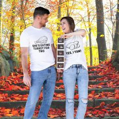 T-shirt drôle de couple pour Thanksgiving annonçant une nouvelle grossesse. Ce t-shirt est parfait pour les couples qui souhaitent partager des nouvelles passionnantes pendant la saison de Thanksgiving. Il apporte une ambiance légère et humoristique, s'intégrant parfaitement dans les réunions décontractées et les fêtes de fin d'année. Idéal pour les futurs parents qui fêtent les fêtes avec leurs proches. Chaque chemise est vendue séparément, veuillez choisir la couleur et la phrase que vous souhaitez, et répétez le processus si vous commandez pour un thème de couple ou un groupe. Informations sur la taille Cette chemise est de coupe décontractée et de style UNISEXE, ce n'est PAS spécifiquement un vêtement de taille de maternité. Thanksgiving Friendsgiving, Maternity Tees, Fall Maternity, Funny Couples, Fall Shirts, Unisex Fashion, Thanksgiving, Favorite Outfit, First Love