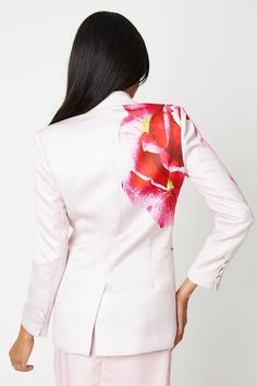 Striking rose print adorns this tailored satin blazer
Collared neckline exudes sophistication
Structured silhouette with a tailored fit
Long sleeves with buttoned cuffs
Front button fastening
Radiate elegance at your next formal occasion in this eye-catching blazer from Coast. The vibrant floral print against the lustrous satin fabric creates a luxurious aesthetic, perfect for weddings, races or graduations. Pair with tailored trousers and heels for a polished ensemble that commands attention, or layer over a cocktail dress for a refined evening look. Occasion Dresses Wedding Guest, Luxurious Aesthetic, Petite Jumpsuit, Satin Blazer, Petite Coat, Tall Clothing, Evening Look, Cold Weather Outfits, Tshirt Skirt