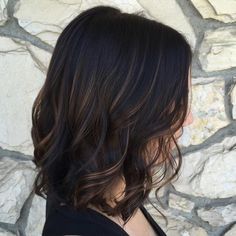 Blonde Highlights On Dark Hair Short, Dimension Balayage, Balayage Hair Ideas, Blonde Highlights On Dark Hair, Black Hair Balayage, Dark Brunette Hair, Subtle Balayage, Dark Hair With Highlights, Peinados Fáciles Para Cabello Corto