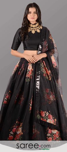 Lengha Blouse Designs, Black Blouse Designs, Orang India, डिजाइनर कपड़े, Simple Lehenga, Wedding Lehenga Designs, Crop Top And Skirt