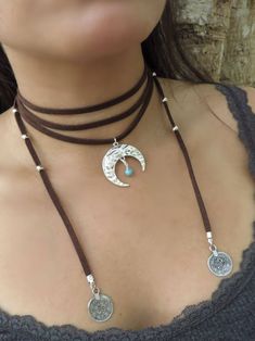 "Boho Wrap Necklace, Boho Choker Necklace, Native American Jewelry, Brown Turquoise Suede Necklace, Crescent Moon Necklace, Bohemian Jewelry ❤ BUY ANY 2 ITEMS ANS GET 15% OFF!! (USE COUPON CODE '15OFF') ❤ ❤ BUY ANY 4 ITEMS ANS GET 20% OFF!! (USE COUPON CODE '20OFF') ❤ ❤ BUY ANY 6 ITEMS AND GET 25% OFF!! ((USE COUPON CODE '25OFF') ❤ Complete any outfit with this unique gorgeous fashionable and trendy choker / wrap necklace. Made from 3x1.5mm suede leather cord, 33mm crescent moon charm and Turquo Boho Choker Necklace, Trendy Chokers, Bijoux Fil Aluminium, Contemporary Necklace, Wrap Necklace, Native American Style, Boho Choker, Wrap Necklaces, Unusual Jewelry