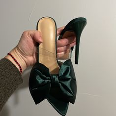 Size 8 Or 39 Emerald Green Bow In The Front Heels. New .Never Worn . Green Heels With 4-inch Heel For Party, Green 4-inch Heels For Night Out, Green Synthetic Heels For Party, Green Wrapped Heel Evening Heels, Green Evening Heels With Wrapped Heel, Evening Green Heels With Wrapped Heel, Trendy Green Heels For Formal Occasions, Green 4-inch Heels For Party, Chic Green Heels With Bow