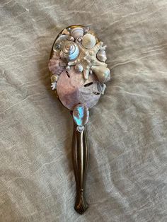 One of a kind upcycled vanity hair brush made with seashells, diamonds, pearls, coral, miscellaneous jewelry, starfish, abalone, sand dollar, and other oceanic materials ✨🫧  Approximately 3 inches wide by 1p inches long, handle with care it's delicate 🐚 Mermaid Hair Brush, Seashell Hairbrush, Seashell Jewelry Holder, Mermaid Trinkets, Upcycled Vanity, Mermaids Aesthetic, Brush Aesthetic, Mermaid Items, Mermaid Hair Accessories