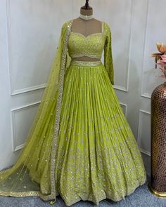 Wedding Lehenga Green, Mehandi Colour Dress, Lengha Inspiration, Gaun Design Dresses Indian, Orange Half Saree, Mehandi Wedding, Mehandi Dress, Lehenga Green