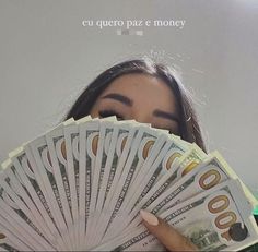 a woman holding up money in front of her face with the caption, curreo para e - money