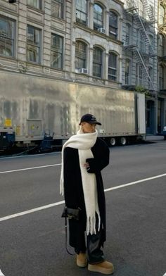 #fall #winter #ootd #simple Amsterdam Outfit, Nyc Winter Outfits, Ny Outfits, Nyc Outfits, New York Outfits, Europe Outfits, London Outfit, Uggs Outfit