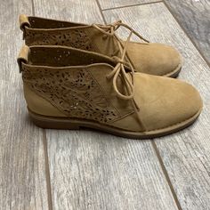 Nwot Hushpuppies Boots Size 9 Embossed Flowering Is Pink One Minor Scuff Mark On Toe ( See Last Pic) Hush Puppies Shoes, Hush Puppies, Hush Hush, Bootie Boots, Ankle Boots, Puppies, Women Shoes, Boots, Pink