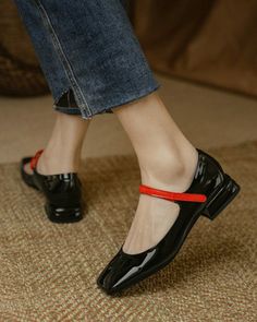 Chunky Mary Jane Shoes, Mary Jane Shoes Black, Zapatos Mary Jane, Black Chunky Heels, Chic Type, Square Toe Heels, Low Heel Sandals, Mary Jane Heels, Jane Shoes