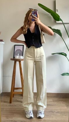 Business Casual Outfits For Women Trendy, Work Outfits Women Semi Casual, Trendy Buissnes Casual Outfits Woman, Semi Formal Outfits Summer, Corporate Summer Outfits Office Wear, Dressy Trouser Outfits, Minimalist Women Outfits, Spring Semi Formal Outfits, Elegant Back To School Outfits