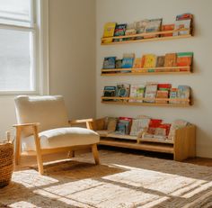 If you’re considering a Montessori bedroom for your toddler or preschooler, you’re in the right place! Small Montessori Bedroom, Montessori Bedroom Ideas, Preschooler Bedroom, Montessori Room Ideas, Montessori Toddler Bedroom, Montessori Kids Room, Montessori Toddler Rooms, Montessori Infant Room