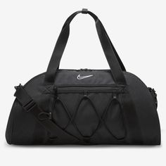 PERFEITAS Para Qualquer OCASIÁO. O saco de treino Nike One Club mantém tudo que você precisa para o dia por perto e organizado. Ele tem espaço para um tapete de ioga e um compartimento ventilado que mantém seus tênis e roupas usadas separados do resto de suas coisas. Mantenha separado O compartimento com zíper separa roupas ou calçados usados de outros equipamentos, mantendo-os frescos com ilhós ventilados. Espaço para tudo Os bolsos com zíper, fechos mecânicos e magnéticos na parte exterior aju Gym Pack, Nike Gym Bag, Nike Duffle Bag, Vera Bradley Weekender Bag, Training Bags, Duffel Bags, Your Shoes, Nike Store