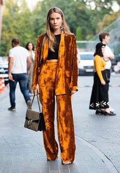 Velvet is making a huge comeback and although you may not wear this to the office, after office gatherings are a perfect place to wear it without losing your boss lady edge. Stil Boho, Lil Pump, Milano Fashion Week, Looks Street Style, Winter Trends, Cool Street Fashion, Street Style Looks