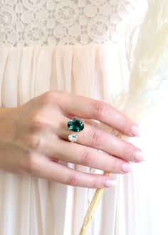 Green Jewelry For Proposal, White Oval Emerald Ring For Gift, Emerald Cocktail, Emerald Ring Engagement Diamond, Smaragd Ring, Emerald Crystal, Green Emerald Ring, Crystal Green, Lab Created Emerald