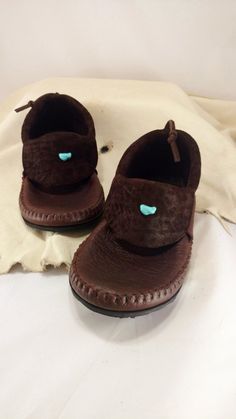 **TURNAROUND TIME IS CURRENTLY 2-4 MONTHS FOR ALL OF OUR MOCCASINS** If you need them more quickly, send us a message and we will let you know if we can make it work. The Clean Cut Round Cut Inca Moccasin is our slip on moccasin designed for minimalists or those seeking simplicity. If you're in a hurry and don't want to use your hands to put on your shoes, then give these guys two weeks to memorize your unique feet and, even with bunions or hammer toes, you will be able to slide these on easily! Moccasin Pattern, Leather Leaf, Moccasins Mens, Slippers Pattern, Leather Moccasins, Purse Accessories, Clean Cut, Handmade Shoes, Turquoise Stone