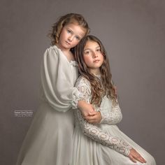 Sister And Sister Photoshoot, Fine Art Family Photography, 3 Sisters Photography, Sibling Portraits, Mommy Daughter Photoshoot